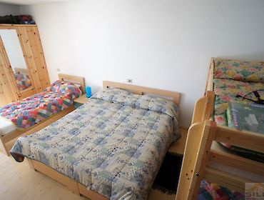 2. Schlafzimmer mit fünf Betten