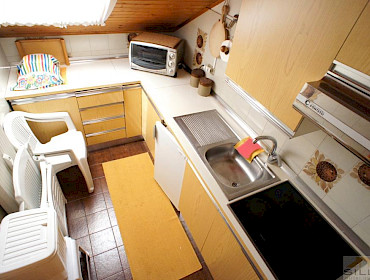 kleine, eingerichtete Küche