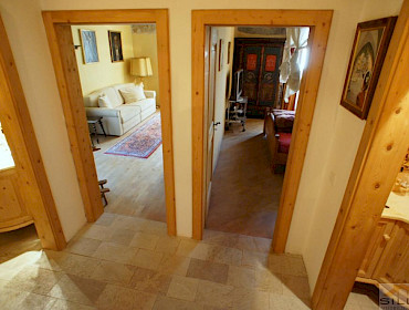 ottima suddivisione: corridoio con porte per bagni e camere