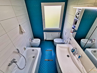 2. Bad-WC mit Fenster und Badwanne