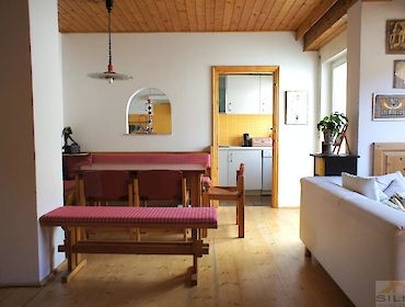 Wohnzimmer mit Küche und Eckbank/Tisch