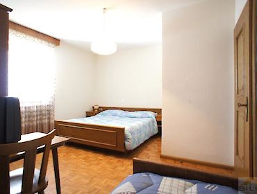 camera da letto con 3 posti letto