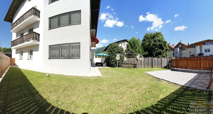 centrally located 4-room apartment with garden Bild