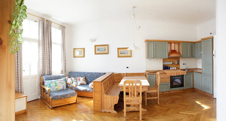 special 3,5-roomed attic-apartment, 2 garages included Bild