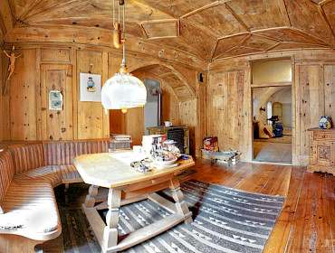 soggiorno con rivestimento con panelli in legno