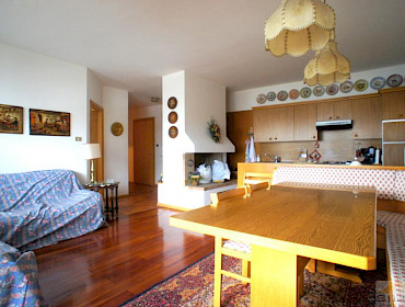 Wohnzimmer mit Küche und offenem Kamin