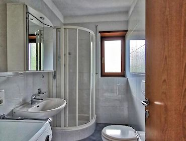 Dusche-WC mit Waschmaschinenanschluss und Fenster