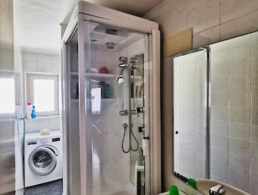 2. Badezimmer mit Jacuzzi-Duschkabine und Anschluss für die Waschmaschine