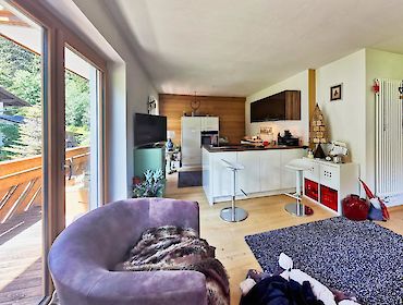 Wohnzimmer mit Küche und Balkon