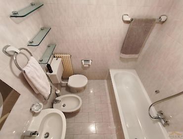 bagno-WC con vasca da bagno