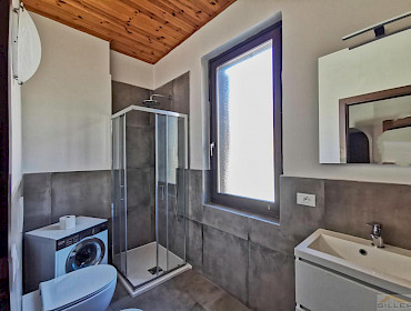 Modern eingerichtetes Badezimmer