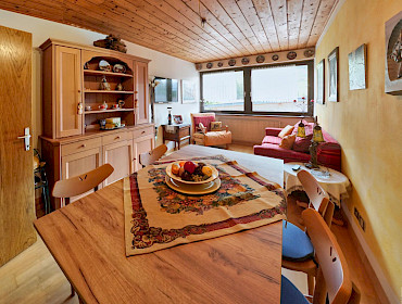 Wohnzimmer mit Wohnwand und Esstisch