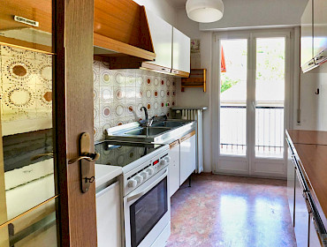 kleine Küche mit Balkon