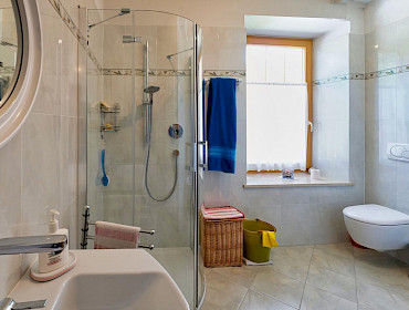 Dusche-WC mit Fenster und Waschmaschinenanschluss