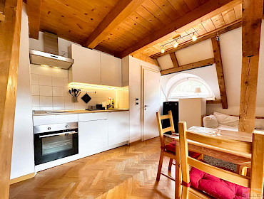 Wohnzimmer mit moderner Kochecke