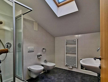 Dusche-WC mit Fenster