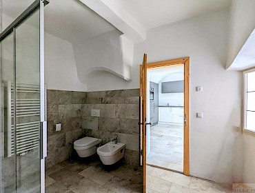 Bad-WC mit Dusche und Fenster