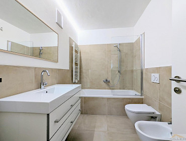 Badezimmer mit Waschbecken, Toilette, Bidet, Dusch-und Badekombination