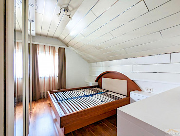 modernes Schlafzimmer mit Doppelbett
