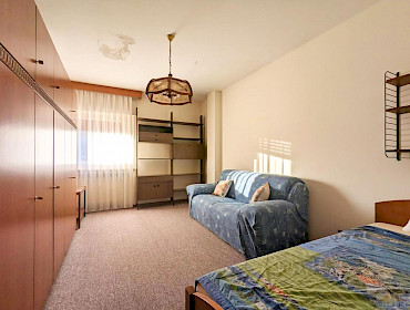 Zimmer mit Doppelbett und Sofa