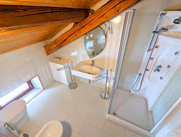schönes Badezimmer mit Fenster
