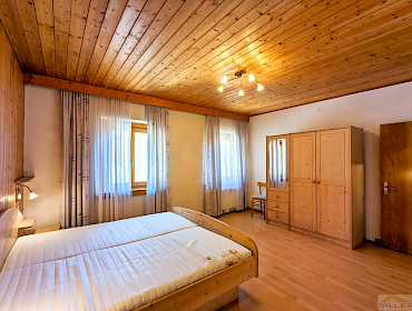Schlafzimmer mit zwei Fenster