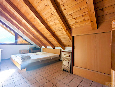 Schlafzimmer mit Doppelbett und Fenster