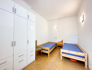 camera da letto con spazio per due letti