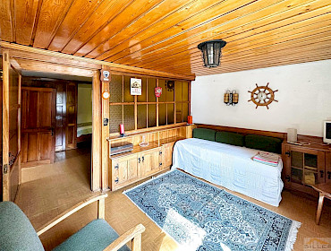 Wohnzimmer im Dachgeschoss im Tiroler Stil