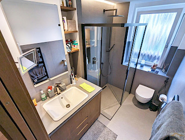 Badezimmer mit Fenster