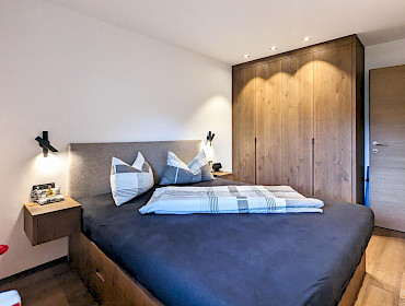 Schlafzimmer mit Doppelbett