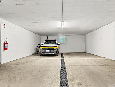 überdachter Tiefgaragenstellplatz für zwei Autos überdachter Tiefgaragenstellplatz für zwei Autos