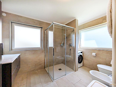 modernes Badezimmer mit Dusche und Fenster