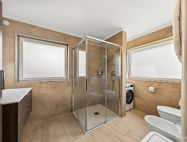 modernes Badezimmer mit Dusche und Fenster modernes Badezimmer mit Dusche und Fenster