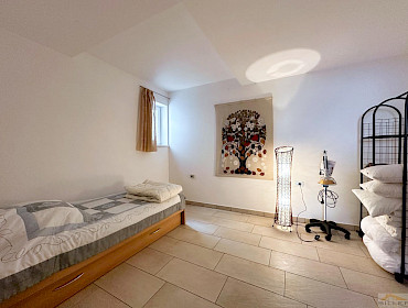 Camera da letto per ospiti nel seminterrato