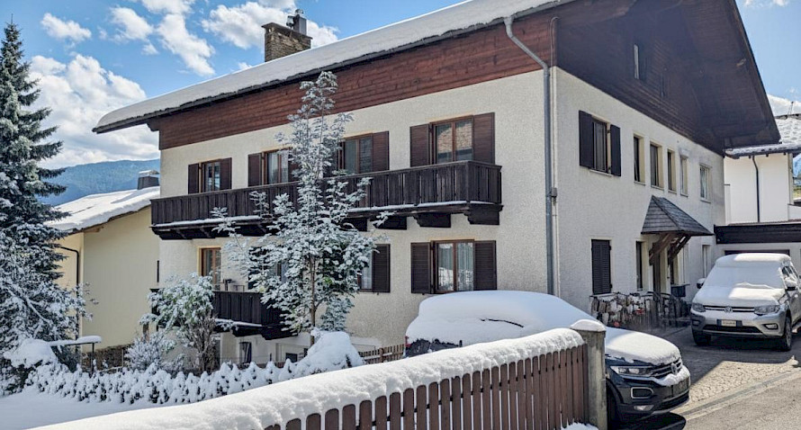 Spazioso appartamento di 3 locali con balcone! Bild