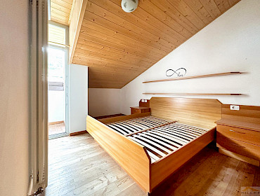 großzügiges Schlafzimmer