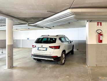 große Garage mit anliegendem Keller