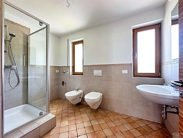 bagno spazioso finestrato