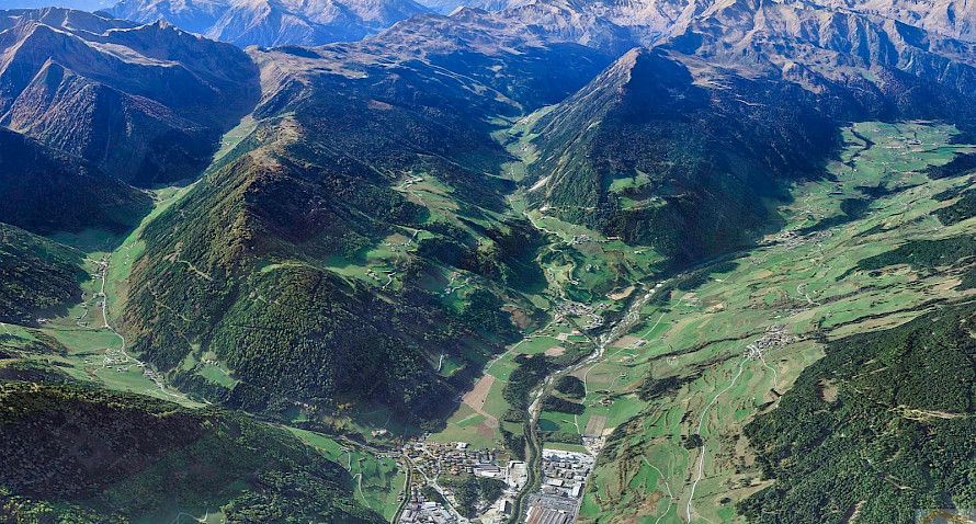 geschlossener Hof mit Bestandskubatur u über 15 ha Wiesen & Wälder Bild