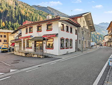 Bar entlang der verkehrsreichen Brennerstraße Bar entlang der verkehrsreichen Brennerstraße