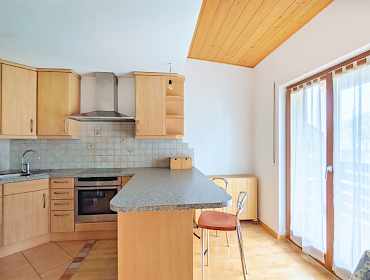 Küche mit Zugang zum Balkon