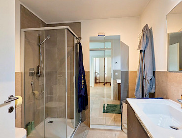 Funktionales Bad/WC mit moderner Ausstattung