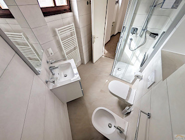 Badezimmer mit Dusche, Fenster und Waschmaschinenanschluss Badezimmer mit Dusche, Fenster und Waschmaschinenanschluss