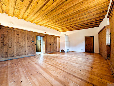 Traditionelle Stube mit kuscheligem Kachelofen Traditionelle Stube mit kuscheligem Kachelofen