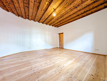 charmantes Schlafzimmer mit Fenster charmantes Schlafzimmer mit Fenster