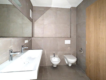 Badezimmer mit WC, Bidet und Dusche