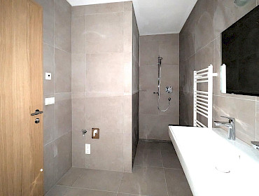 Badezimmer mit walk-in Dusche