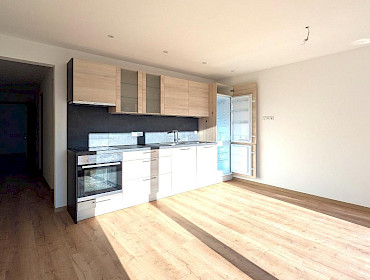 Wohnküche mit viel Sonnenlicht