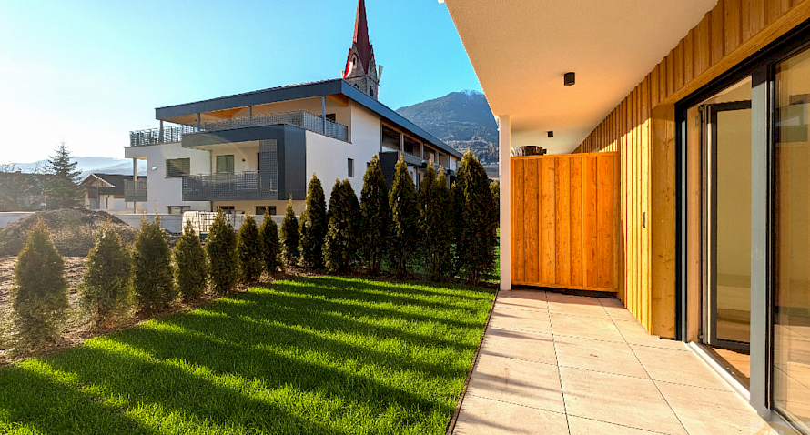 Zu vermieten: neue 2-Z-W mit Garten und Autostellplatz! Bild